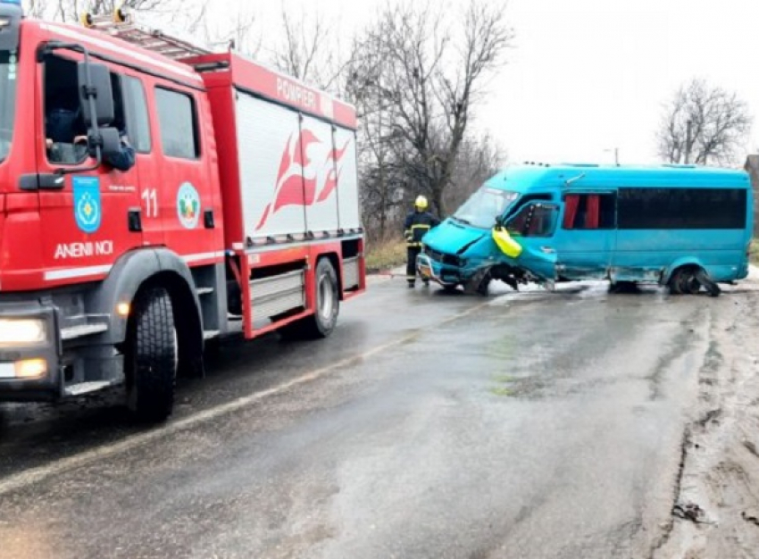 Рейсовый микроавтобус с 10 пассажирами столкнулся с Mercedes рядом с селом Новотроицкое