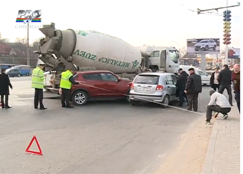 Три автомобиля и бетономешалка столкнулись сегодня утром в Кишиневе