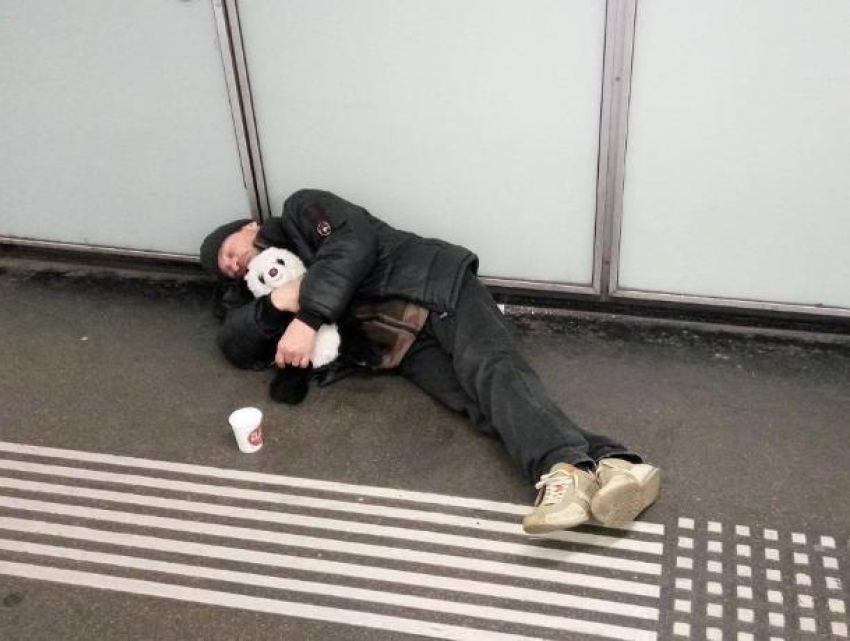 Бомж пробрался в одну из квартир в Бендерах и остался там спать