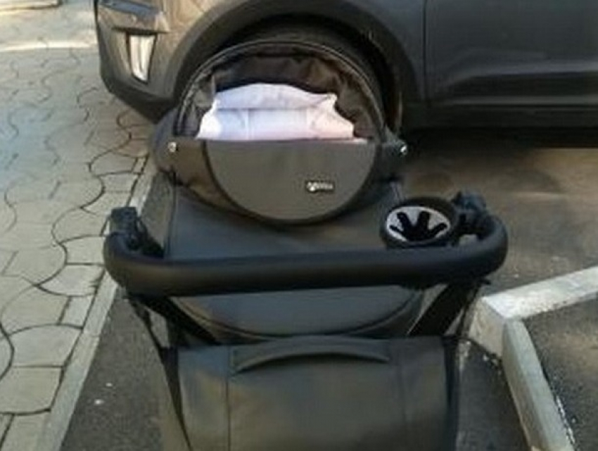 Хамская парковка автомобилей у Центра семейных врачей на Ботанике возмутила молодую мать с коляской