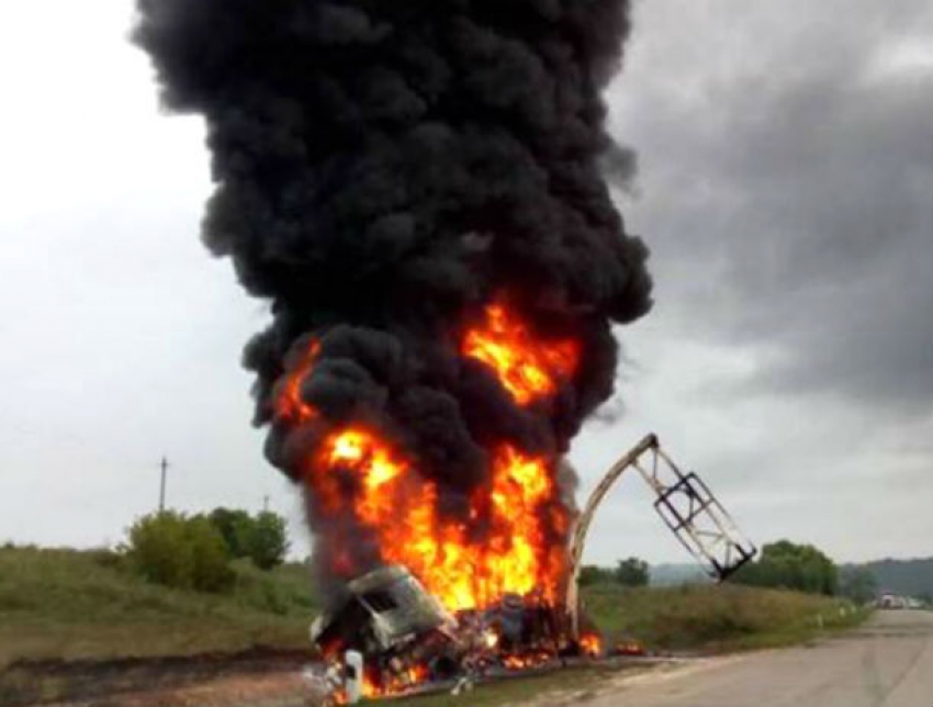 Трое пожарных пострадали при тушении бензовоза с 30 тоннами горючего в Сынжерейском районе