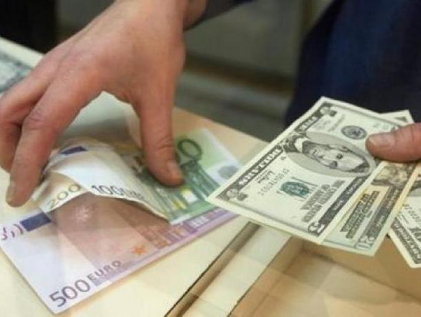 Евро и доллар продолжают теснить молдавский лей 