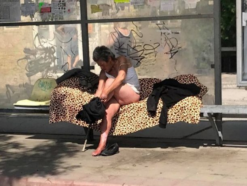 Женщина разделась на остановке в Кишиневе и устроила возмутительный «пляж"