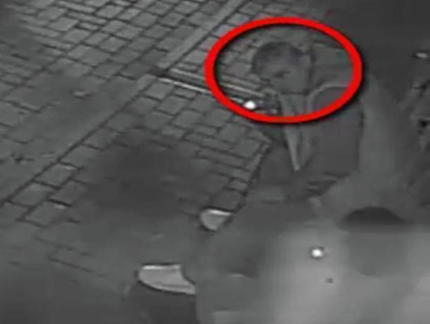 Дерзкий преступник, ограбивший жителя столицы, попал на видео