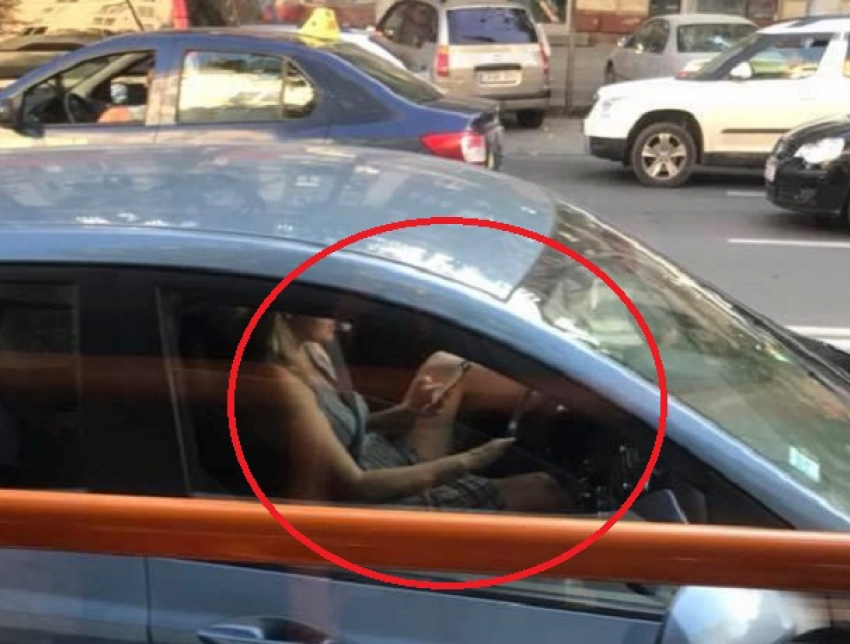 Сексуальная блондинка в автомобиле обнажила свою «прелесть» для мужчин из троллейбуса  в Кишиневе