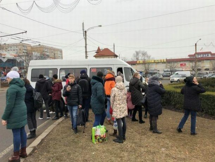 Чрезвычайное происшествие на Чеканах – водитель переполненной маршрутки потерял сознание за рулём и вылетел с трассы 