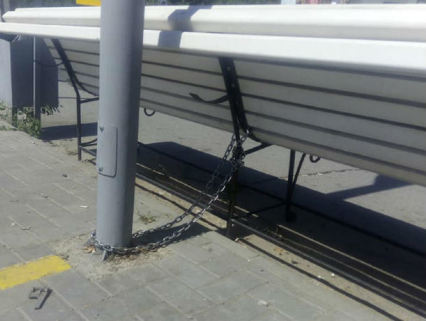 Прикованная цепью к столбу скамейка развеселила жителей «сурового Кишинева"