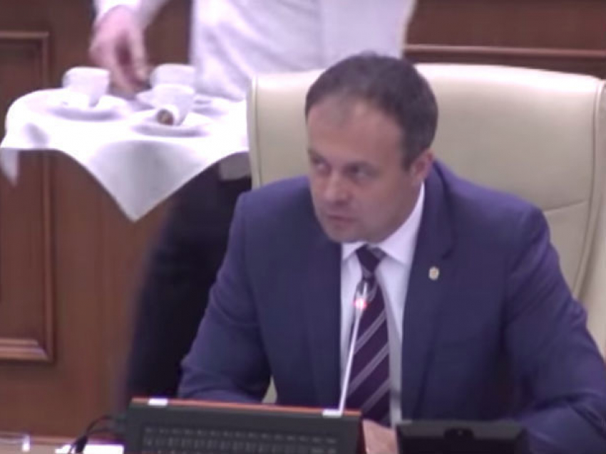 Обслуживающий спикера парламента Молдовы официант «при параде» попал на видео 