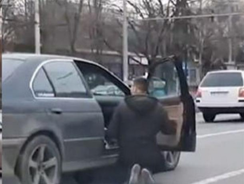 В Кишиневе водитель заставил другого водителя просить прощения у женщины на коленях