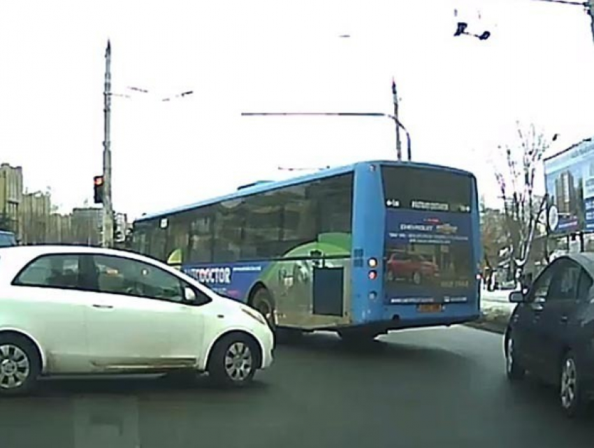 "Водятел» за рулем автобуса, заблокировавшего виадук в столице, попал на видео