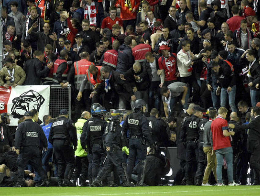 Обрушение трибуны и тяжелые травмы фанатов во время футбольного матча во Франции сняли на видео