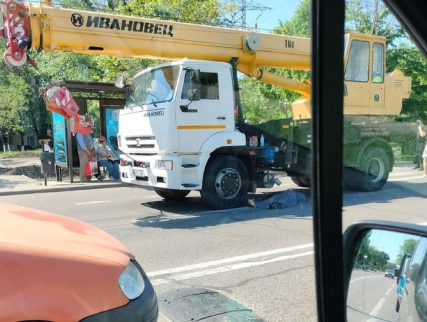 Очередная смерть под колесами - подъемный кран сбил пенсионерку