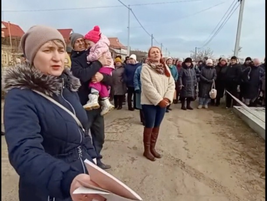 Люди из Копанки вышли на акцию протеста - они не хотят подключаться к энергосистеме правобережья