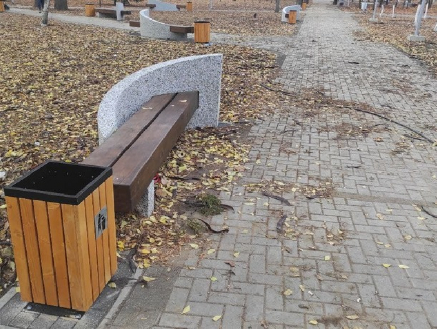 В парке на пересечении Сармизеджетуса и Куза-Водэ появятся ультрамодные скамейки и урны