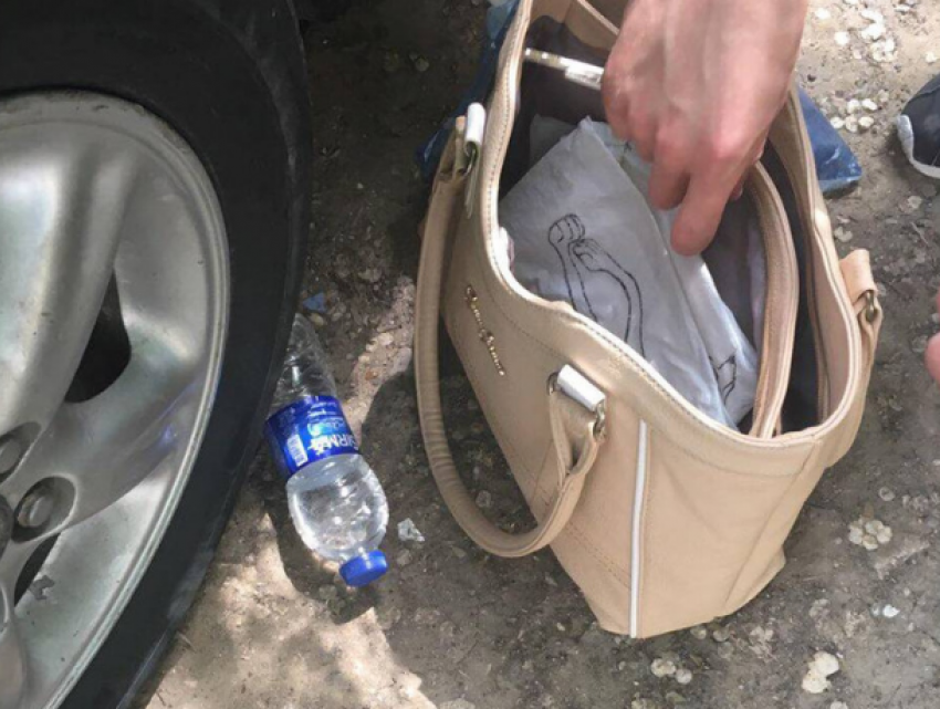 В Кишинёве 15-летние подростки отобрали у 83-летней бабушки сумку с деньгами