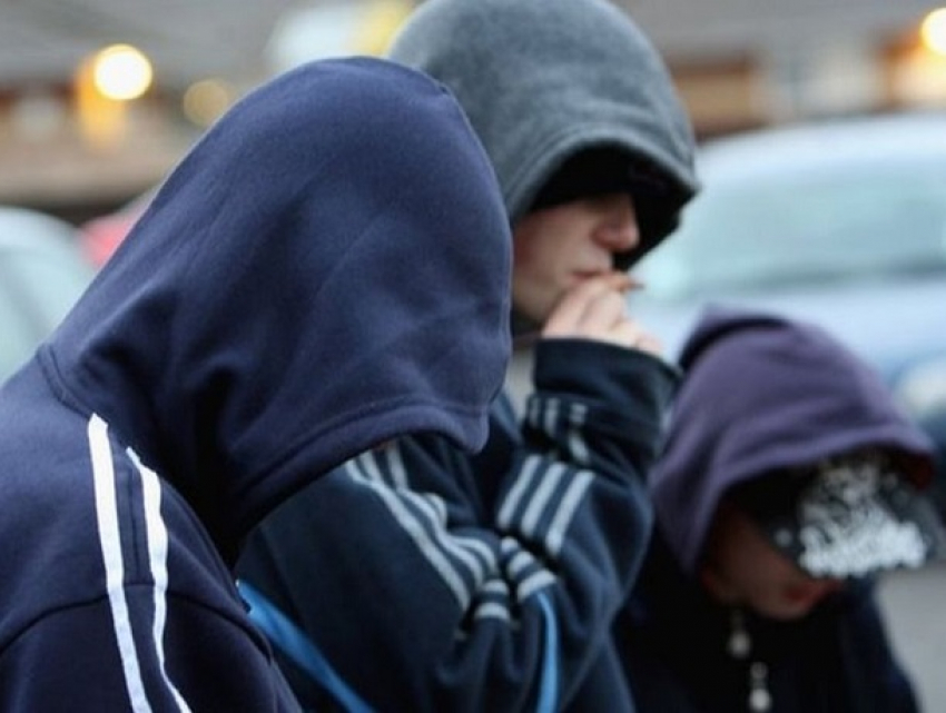 В Бендерах подростки отобрали у мужчины телефон после сделанного замечания