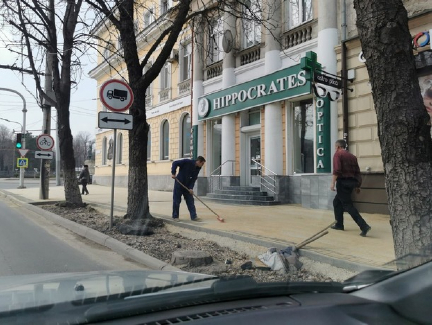На новых тротуарах в центре Кишинева возобновлены работы