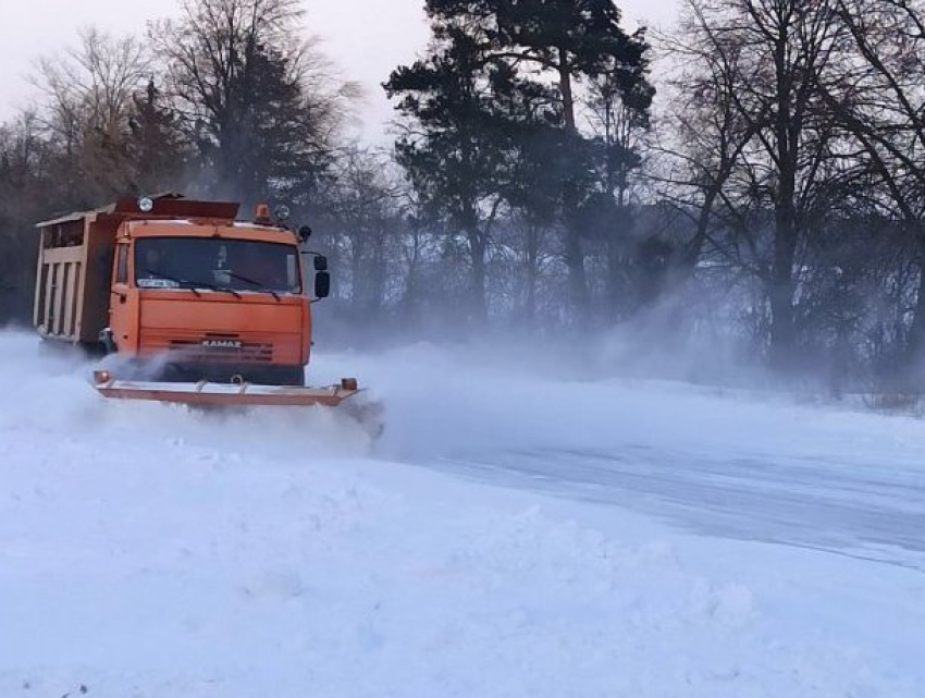 В Молдове всю ночь велись работы по уборке снега на дорогах 