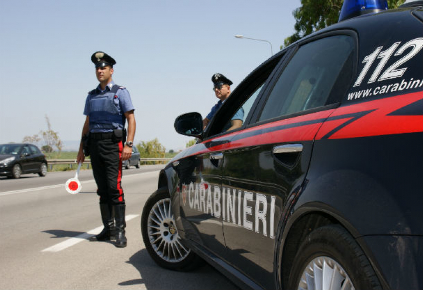 Агрессивный итальянец с ножом набросился в автобусе на мужчину из Молдовы