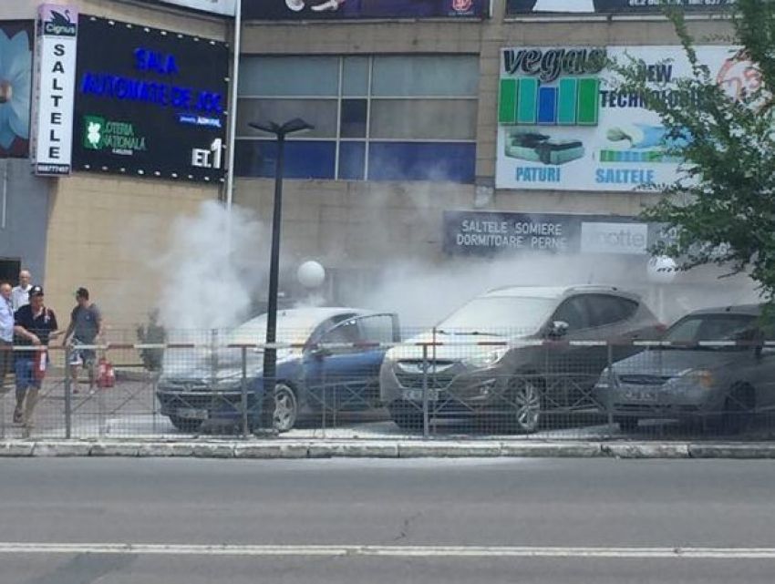 В Кишиневе возле «Джамбо» горит легковушка