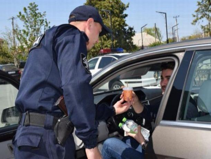 Офицеры НИП предлагают по чашечке кофе водителям, возвращающимся в Молдову на пасхальные праздники