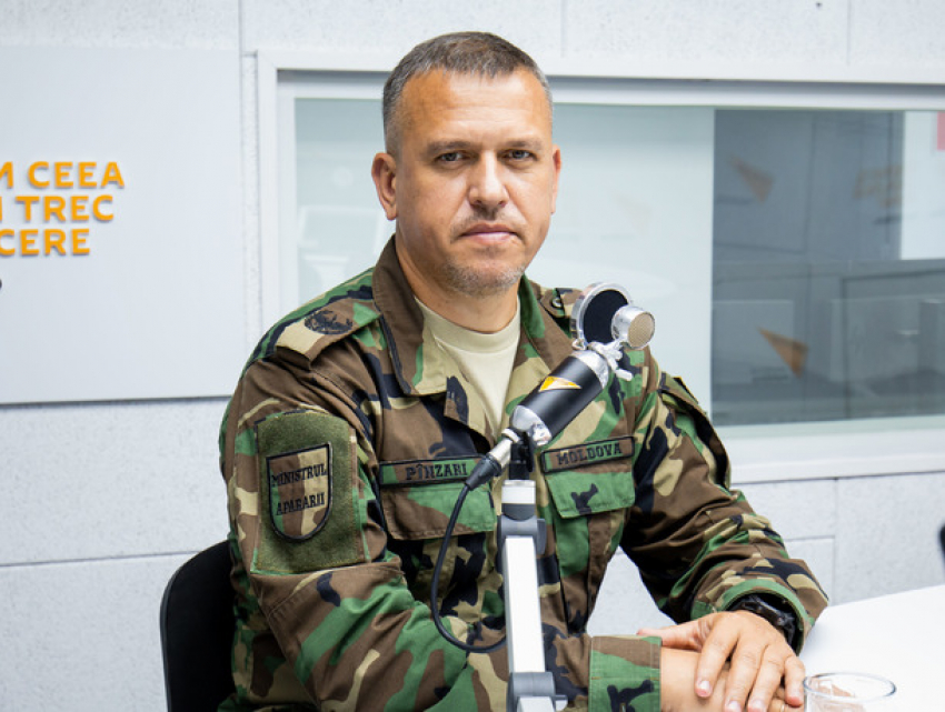 Около 40 военнослужащих стреляли и прыгали с парашютом под Кагулом