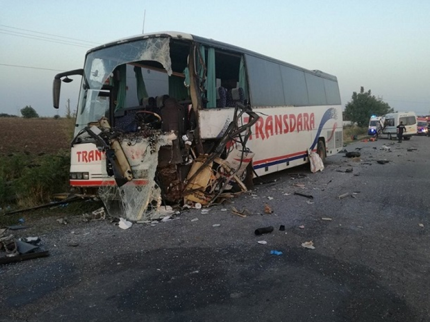 В страшном столкновении автобуса и микроавтобуса погибли рабочие завода