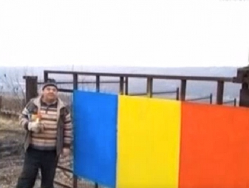 Семья жительницы Кишинева после запрета вывешивать румынский флаг покрасила ворота в триколор