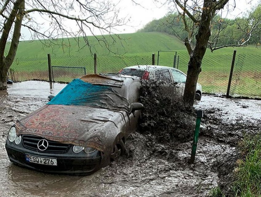 Спортивный Mercedes буквально затопило грязевым потоком в Кишиневе, владелец просит помощи