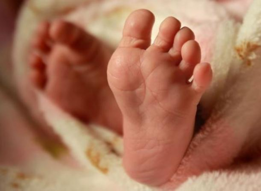 9-месячный ребенок погиб, выпав вместе с матерью из автомобиля, которым управлял его отец