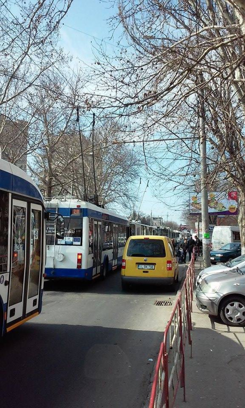 Движение на Буюканах парализовано: произошел обрыв на троллейбусной линии