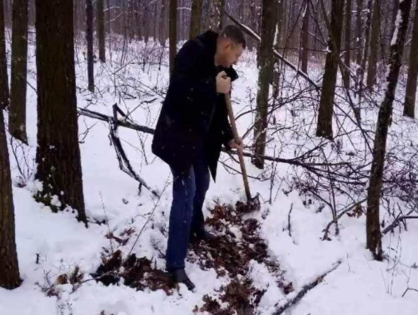 Взрывное устройство и боеприпасы выкопали из-под снега в парке Кишинева