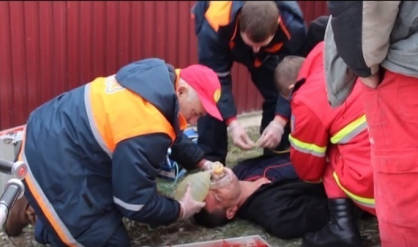 Мужчина впал в кому, надышавшись выхлопными газами в своей машине