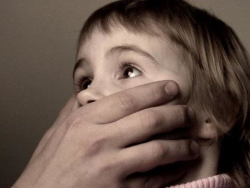 Пятилетнего ребенка в извращенной форме изнасиловал 12-летний сосед