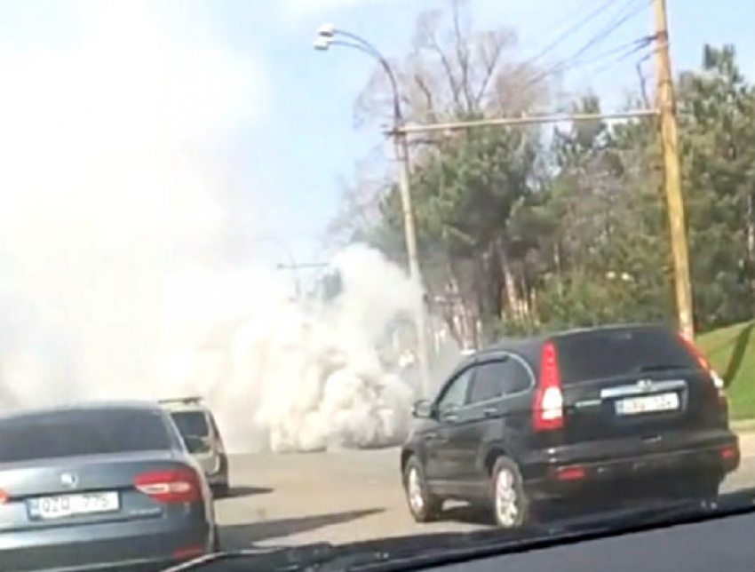 Горящий автомобиль на кишиневском проспекте попал на видео