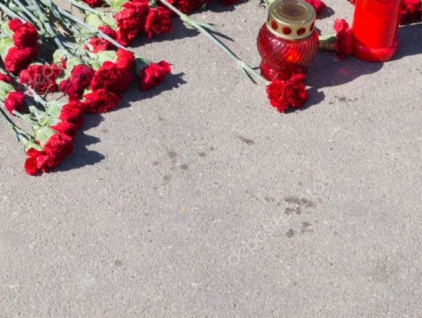 Цветы на месте трагедии - память избитого до смерти в Костештах почтили его родственники