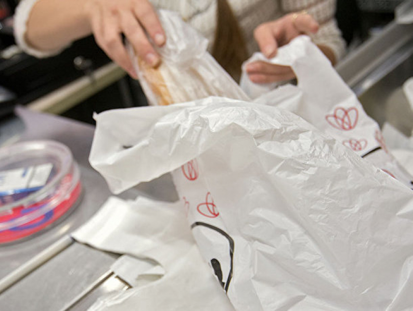 Правительство утвердило штрафы за использование одноразовой пластиковой посуды и пакетов
