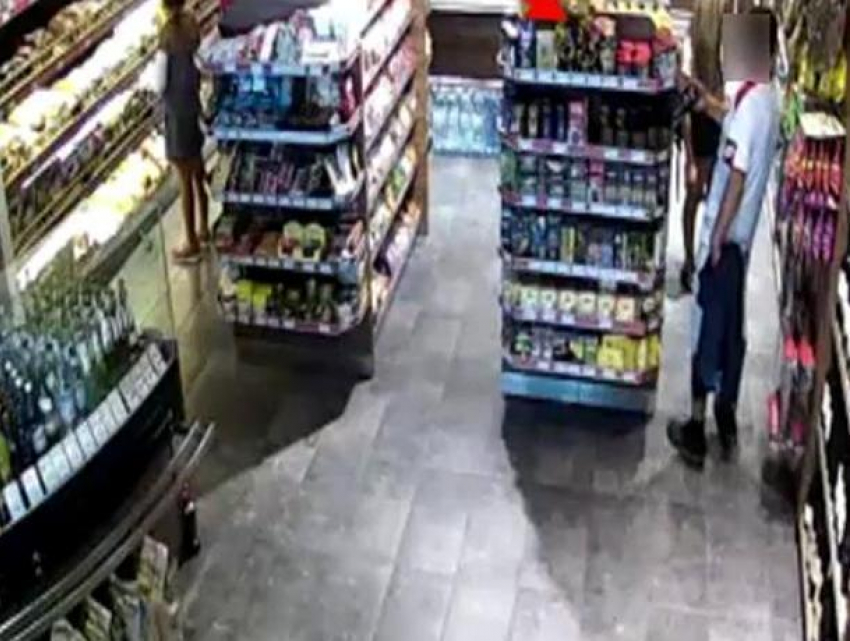 Мужчина, часто кравший кофе в столичном магазине, попал на видео