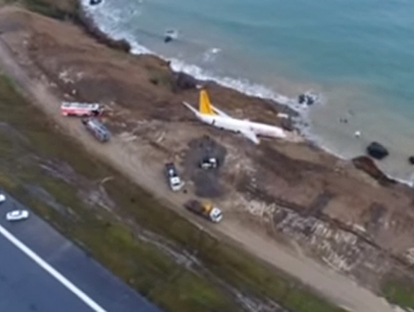 Застрявший на краю обрыва самолет с туристами попал на видео 
