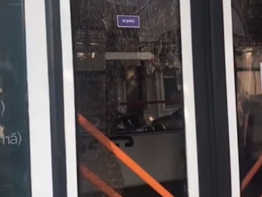 ЧП в центре столицы - хулиган разбил дверь троллейбуса 10-го маршрута и бежал с места происшествия