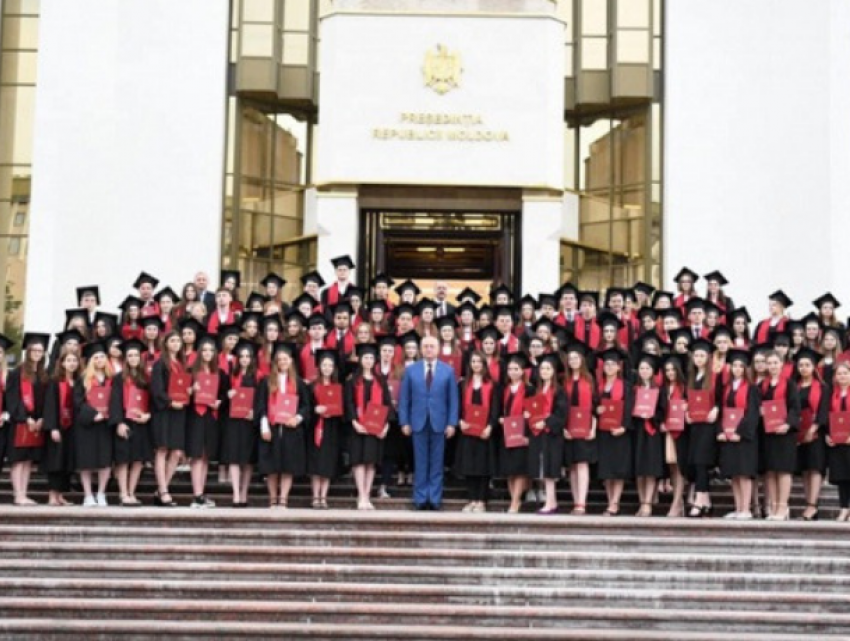 Игорь Додон лично поздравил лучших выпускников Молдовы за 2019 год