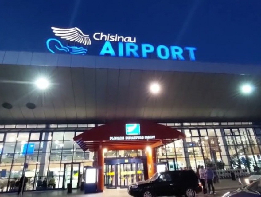 В столичном аэропорту поймали вора, обчистившего чемодан пассажира