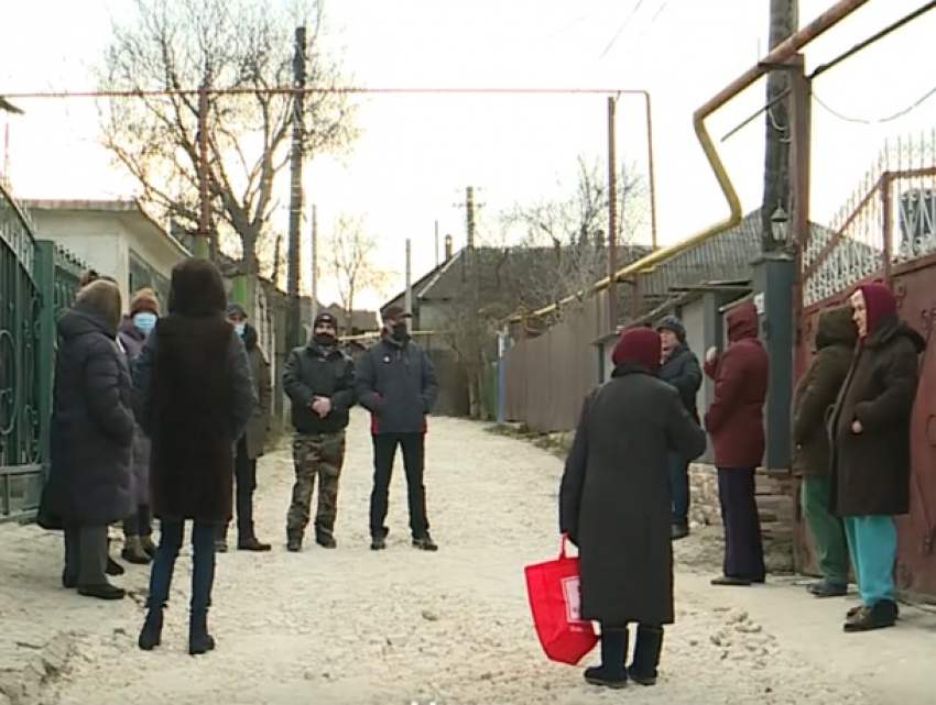 В Дурлештах людям приходится самостоятельно ремонтировать дороги
