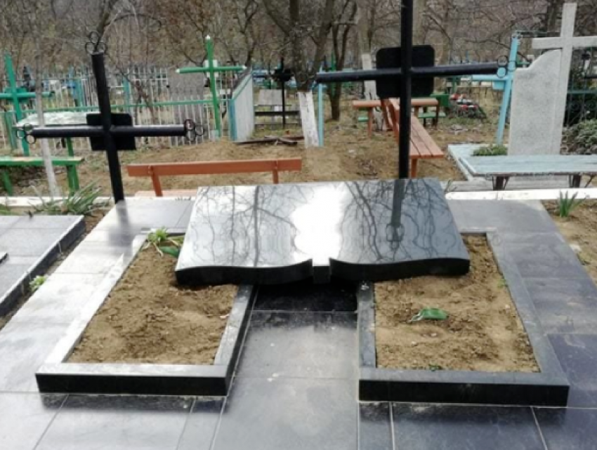 Малолетние вандалы разгромили кладбище села Ворничень