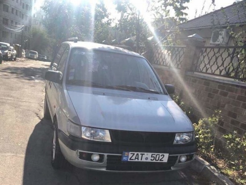 15-летний парень каждый день приезжает в школу Кишинева за рулем машины