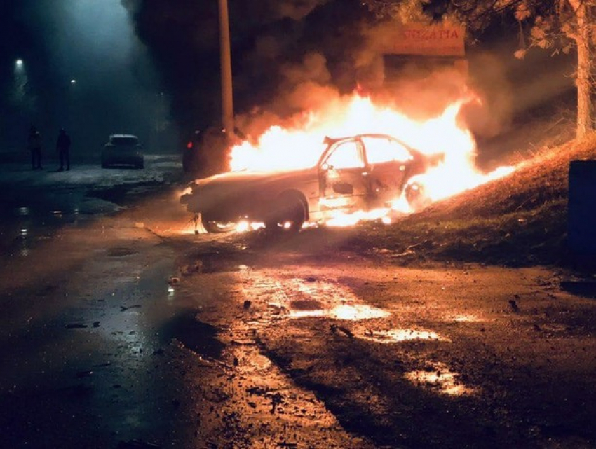 BMW въехал в столб и загорелся - один человек умер