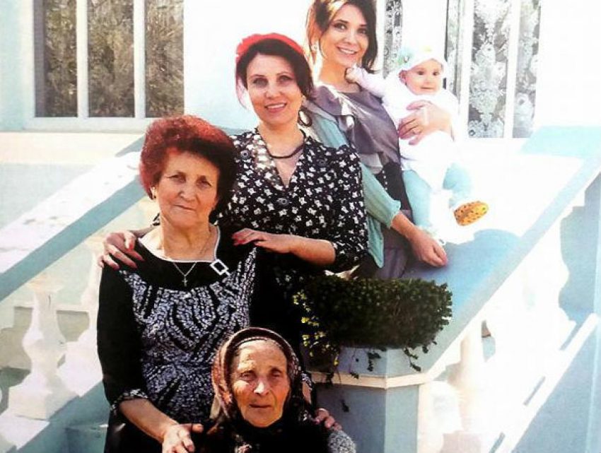 Трогательное фото женщин пяти поколений у больницы восхитило жителей Молдовы