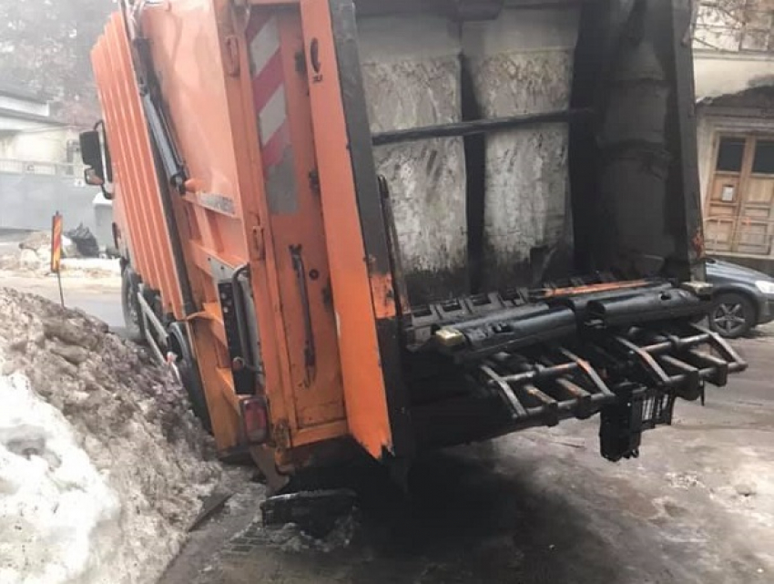 В центре Кишинева под землю провалился мусоровоз