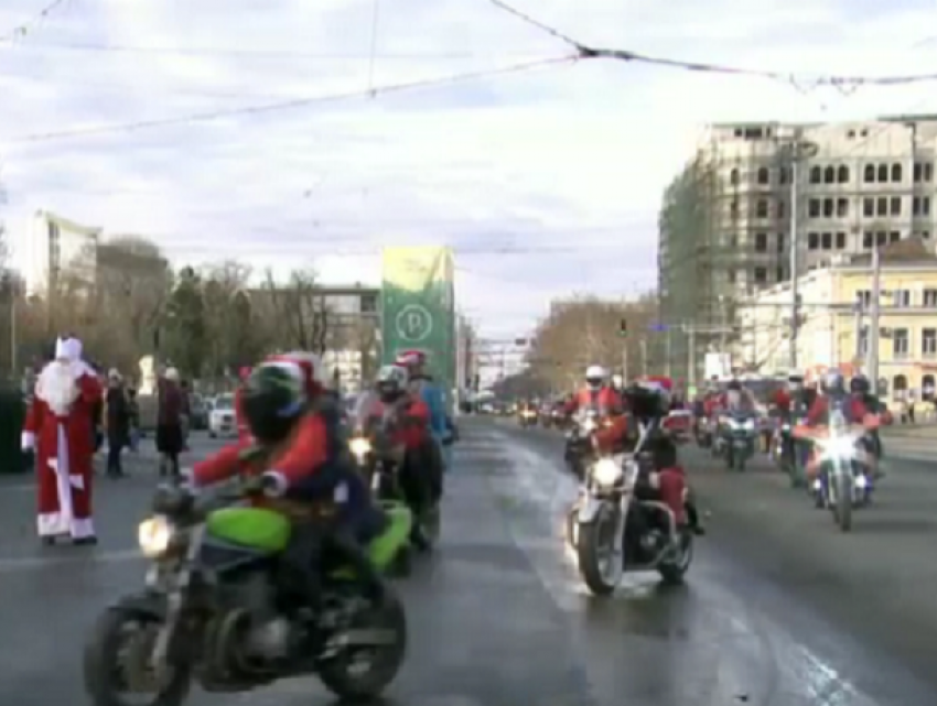 «Банда» мотоциклетных Дедов Морозов поздравила кишинёвцев с Новым Годом (видео)