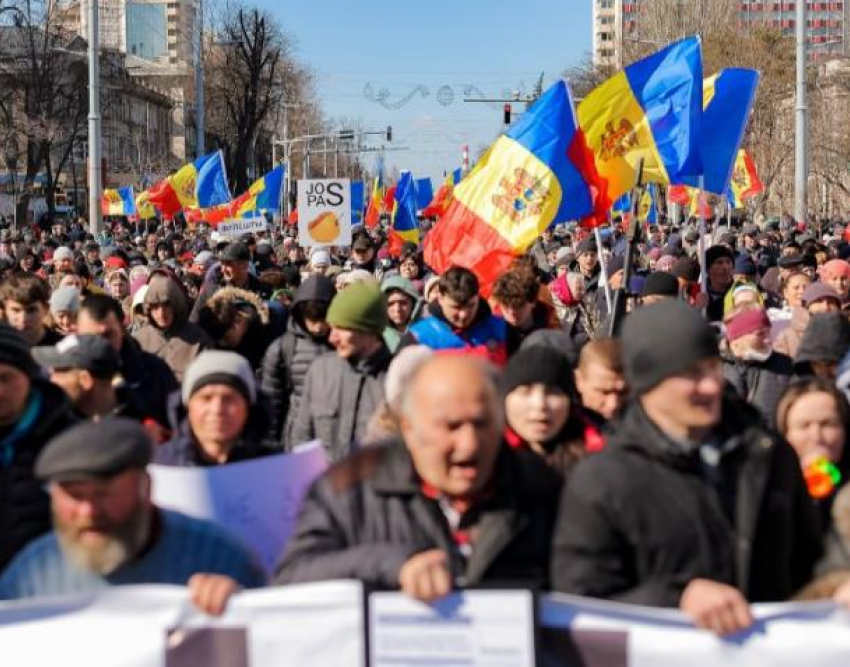 Тысячи людей требуют от властей оплатить счета за зимние месяцы на митинге, организованном Движением Для Народа